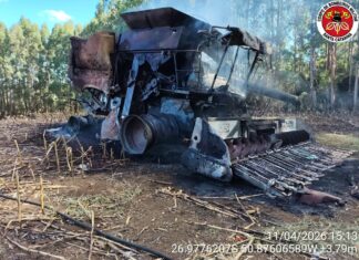 Colheitadeira pega fogo e incêndio atinge lavoura de milho no Oeste