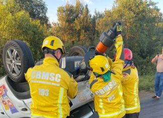 Colisão entre carros termina com capotamento e vítimas presas às ferragens no Oeste