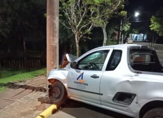 Colisão em poste deixa homem ferido durante a madrugada no Oeste