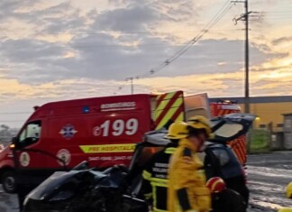 Acidente entre carro e moto deixa homem ferido e condutor foge sem prestar socorro