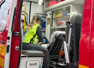 VÍDEO: Adolescente é atropelada por moto e condutor foge em Chapecó