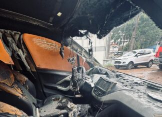 Veículo é atingido por incêndio no Oeste de SC