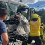 Motorista fica preso às ferragens após colisão entre caminhõesem SC