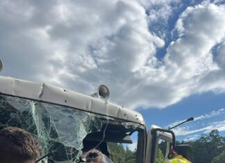 Motorista fica preso às ferragens após colisão entre caminhõesem SC