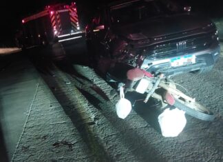 Colisão entre carro e moto mobiliza bombeiros e deixa motociclista ferido no Oeste