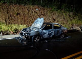 Veículo pega fogo e consome Corolla em poucos minutos no Oeste de SC
