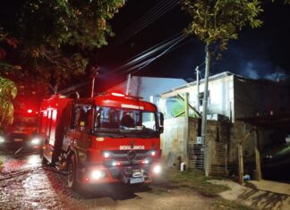 Fogo destrói parte de residência e ameaça imóveis vizinhos no Oeste de SC