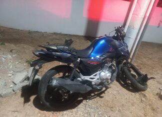 Motociclista morre após perder controle e bater em rotatória e rodovia de SC