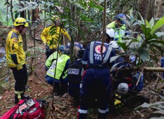 Homem sofre queda de até 20 metros em pedreira e é resgatado no Oeste