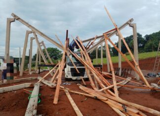 Trabalhadores ficam feridos após desabamento de estrutura em obra no Oeste de SC