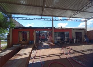 Incêndio atinge casa mista e mobiliza bombeiros no Oeste de SC