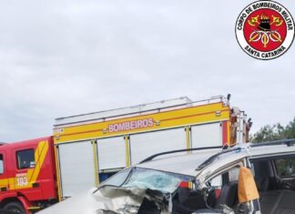 Colisão frontal entre carro e caminhão deixa três feridos no Oeste