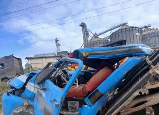 Tombamento de caminhão mobiliza bombeiros e deixa homem ferido no Oeste de SC