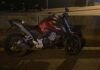 Motociclista morre após perder controle e bater em guard rail em SC