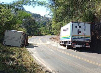 Caminhonete invade pista contrária e causa acidente com quatro feridos no Oeste de SC