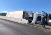 VÍDEO: Caminhão tomba sobre elevado que liga as BRs 282 e 480 em Chapecó