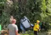 VÍDEO: Caminhão e carro despencam em ribanceira no Oeste Catarinense