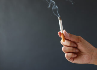 Reino Unido aprova lei histórica que proíbe cigarro para nascidos após 2009