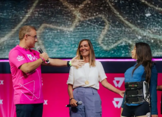 Pela primeira vez em pé: Laís Souza emociona público em homenagem à cientista da UFRJ