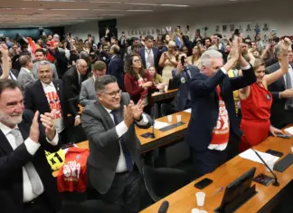 Fim da escala 6×1: comissão aprova proposta que reduz jornada de trabalho