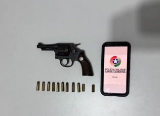 Mulher é presa com revólver durante fiscalização em casa noturna de Chapecó