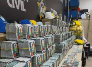Polícia apreende 200 mil figurinhas falsas da Copa do Mundo