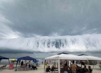 VÍDEO: Nuvem gigante em formato de “tsunami” impressiona banhistas no litoral de SP