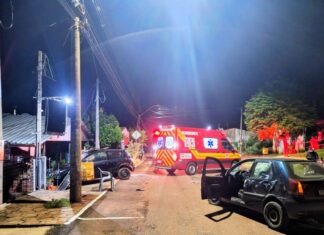 VÍDEO: Impacto contra veículo parado termina em capotamento e deixa motorista ferido no Oeste de SC