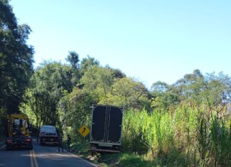 Neblina intensa contribui para saída de pista de caminhão no Oeste de SC
