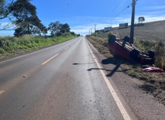Motorista perde controle ao olhar filha e capota veículo no Oeste