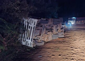 Tombamento de carreta mobiliza bombeiros e exige operação de resgate no Oeste catarinense