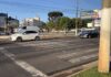 Mulher é atropelada por motocicleta na faixa de pedestres em avenida de Chapecó