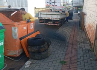 VÍDEO: Pneus são encontrados em contêiner de lixo e Prefeitura reforça regras de descarte em Chapecó