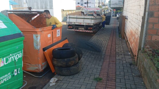 VÍDEO: Pneus são encontrados em contêiner de lixo e Prefeitura reforça regras de descarte em Chapecó