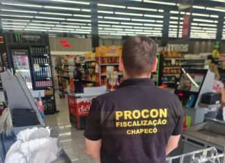 Denúncia leva Procon a encontrar mercadorias vencidas à venda em Chapecó