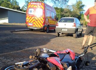 Motociclista fica ferido após colisão com carro no Oeste