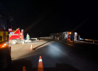 Carreta tomba e motorista é socorrido com dores no tórax no Oeste de SC