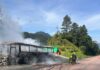 Ônibus carregado com mercadorias é destruído por incêndio em rodovia Catarinense