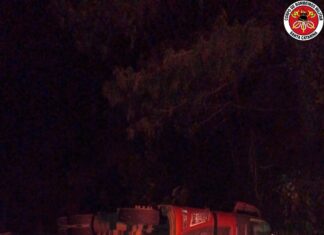Tombamento de carreta bloqueia trânsito e mobiliza bombeiros em rodovia de SC