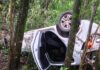 Motorista fica ferida após carro capotar e parar com rodas para cima no Oeste de SC