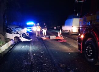 Motorista fica preso às ferragens após colisão frontal com caminhão no Oeste