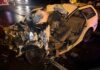Colisão frontal mata motorista e carro ficou destruído após ser arrastado por caminhão em SC