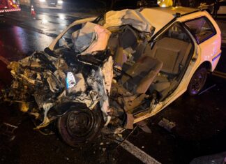 Colisão frontal mata motorista e carro ficou destruído após ser arrastado por caminhão em SC