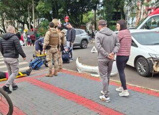 Acidente entre carro, moto e pedestres deixa dois feridos no Centro de Chapecó