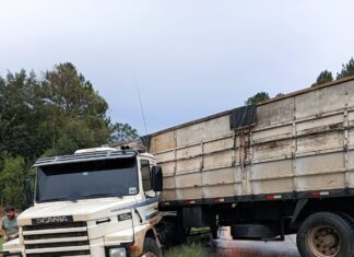 Acidente entre duas carretas e utilitário mobiliza bombeiros no Meio-Oeste catarinense