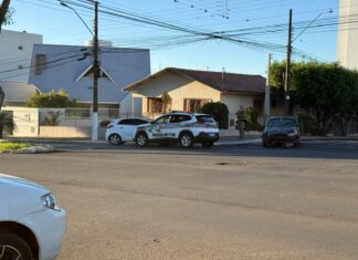Colisão entre dois carros é registrada em cruzamento movimentado de Chapecó