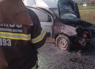 Populares ajudam a conter incêndio em veículo antes da chegada dos bombeiros em SC