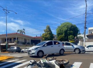 Acidente entre carro e moto mobiliza bombeiros e deixa homem ferido no Oeste Catarinense
