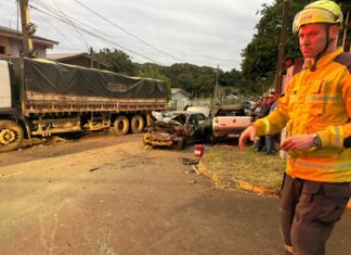 VÍDEO: Colisão entre carro e caminhão deixa duas pessoas feridas em Chapecó