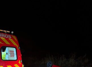 Jovem fica preso às ferragens após capotamento em area de interior no Oeste de SC